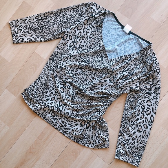 🐆 ISCA Leopard Print Surplice Ruched Top 🐆 - Picture 3 of 13